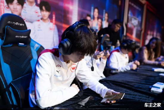 LEC媒体人Wooloo今日也发推爆料：2023年英雄联盟全球总决赛将在韩国举行，伦敦将举办2023年季中冠军赛。